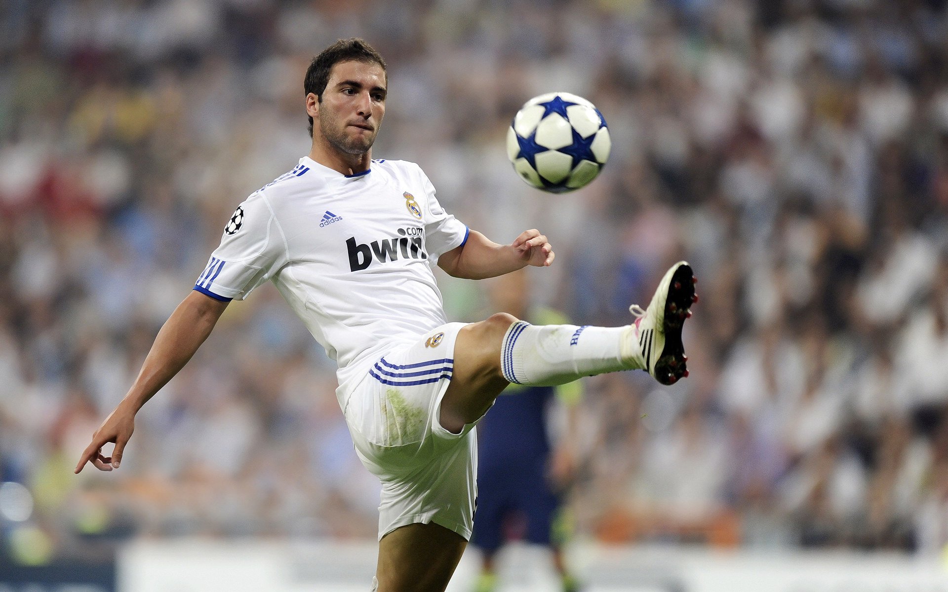 萨拉赫连续二十场比赛得分超过重要助攻，独行侠不断突破！全场沸腾不已